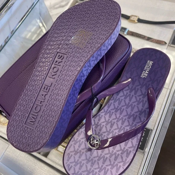 Michael Kors BEDFORD FLIP FLOP
PVC/OMBRE MK SIG
Platform Sandals 
Dark Purple - Picture 8 of 16